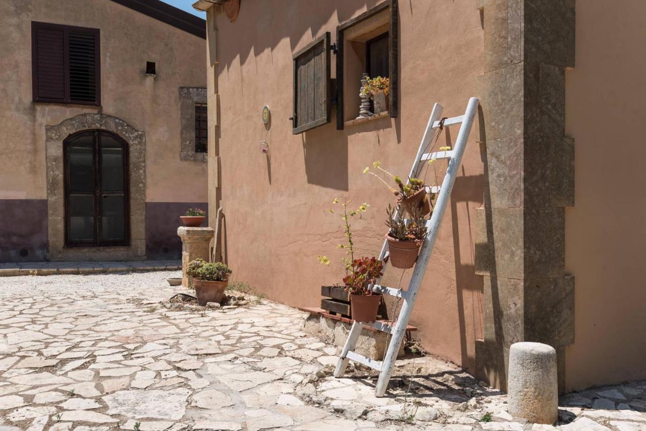 Agriturismo Terra Di Pace Noto Bagian luar foto