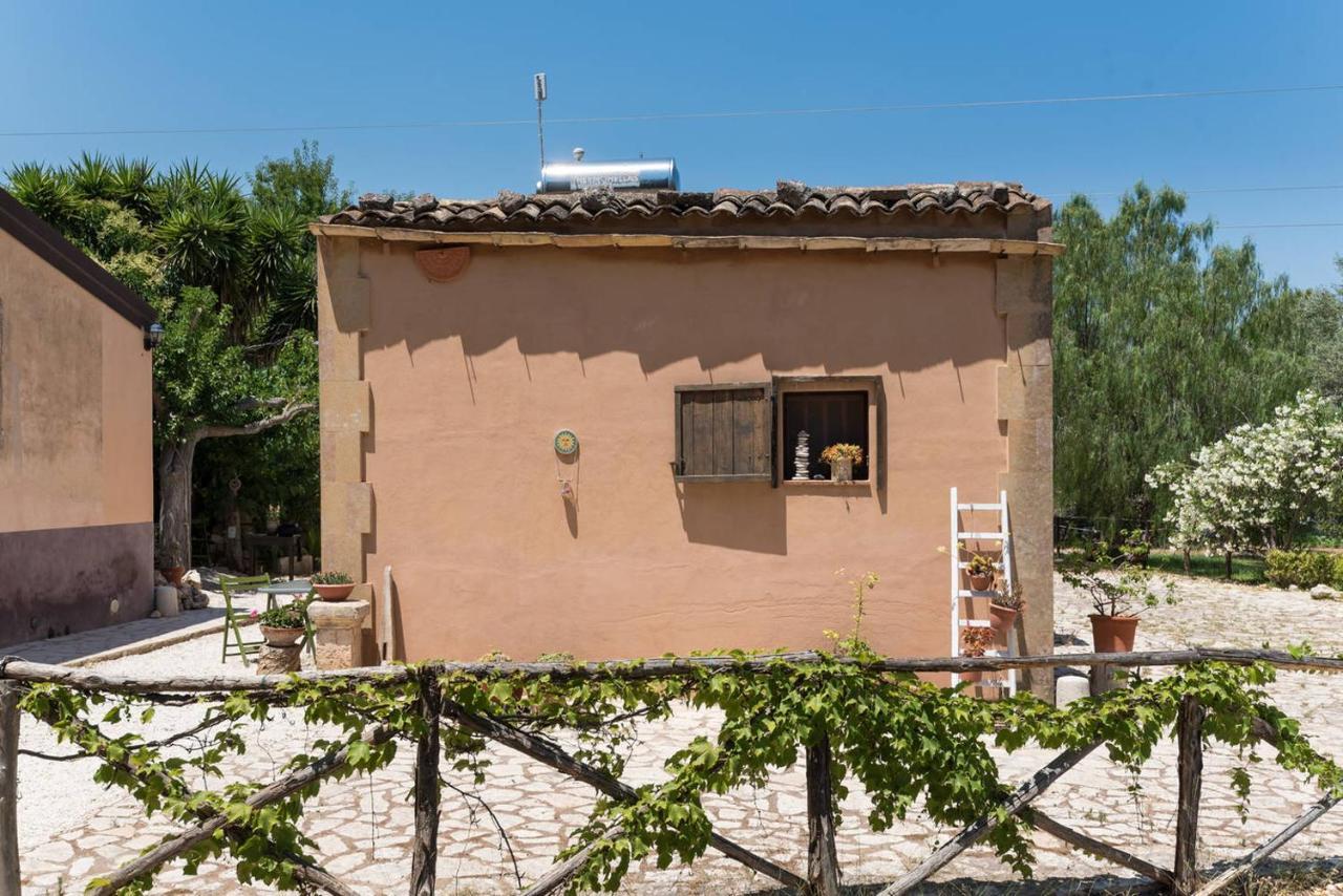 Agriturismo Terra Di Pace Noto Bagian luar foto