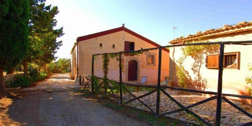 Agriturismo Terra Di Pace Noto Bagian luar foto